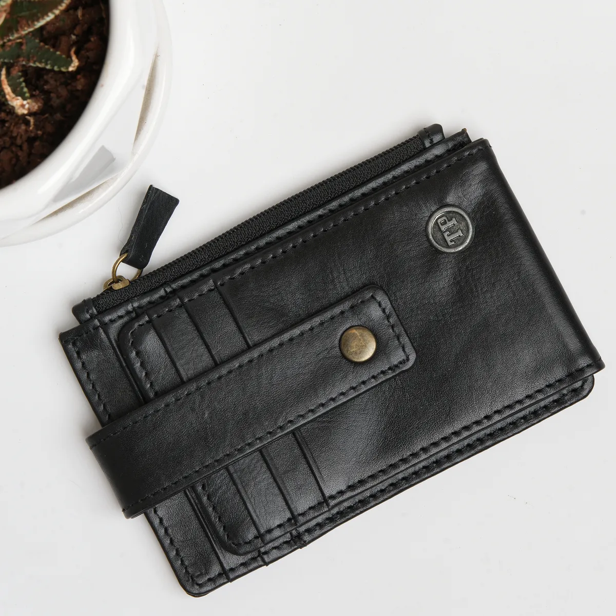 Tanners Pride Eugene card case - Midnight Black Handcrafted Full-Grain Leather (View 6)