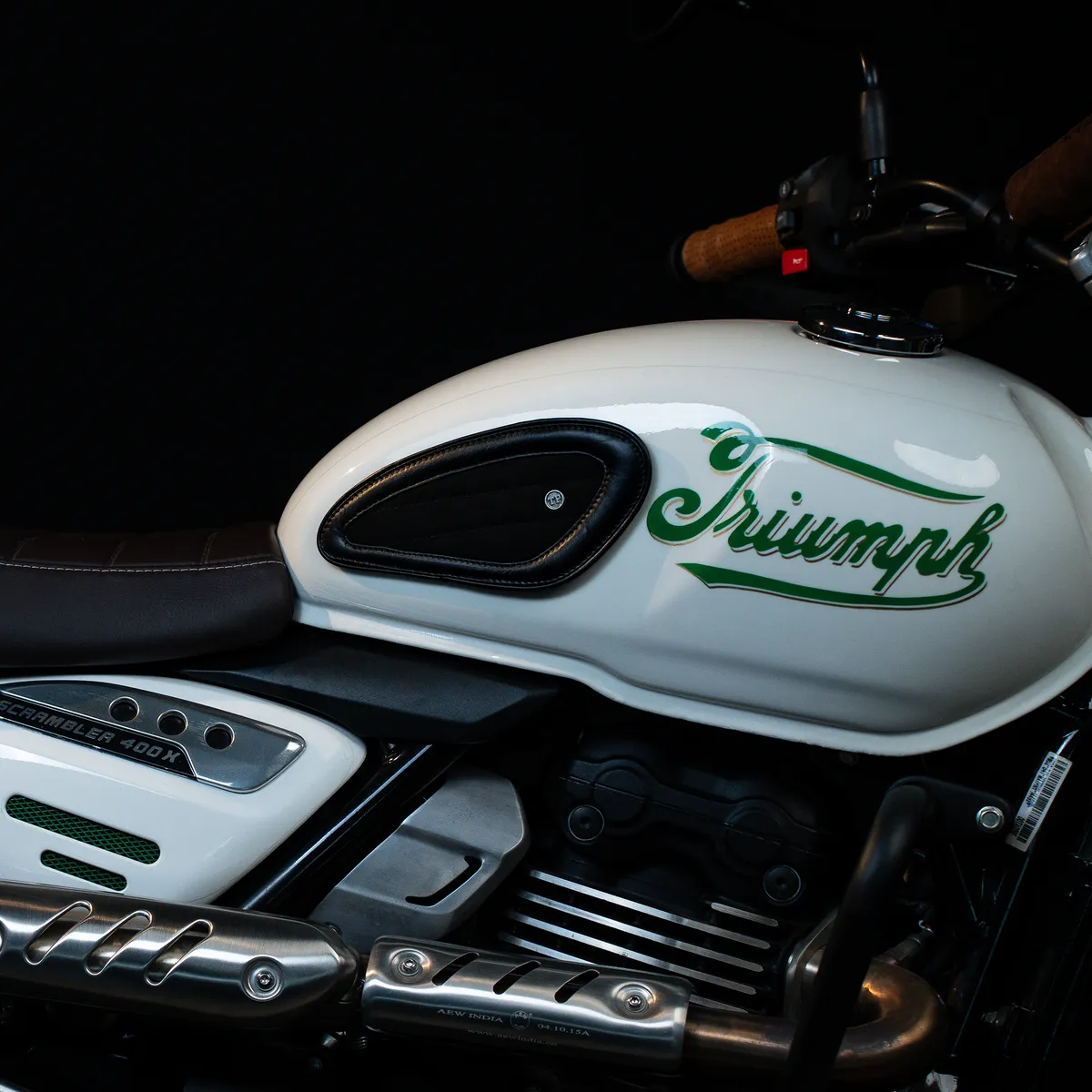 Tanners Pride Swede Tankpads (Triumph) - Midnight Black Handcrafted Full-Grain Leather (View 3)
